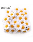 100 sztuk/partia 2.5cm Mini Daisy dekoracyjny kwiat sztuczne jedwabne kwiaty dekoracja na przyjęcie ślubne Home Decor (bez łodyg
