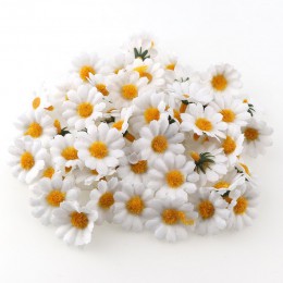 100 sztuk/partia 2.5cm Mini Daisy dekoracyjny kwiat sztuczne jedwabne kwiaty dekoracja na przyjęcie ślubne Home Decor (bez łodyg