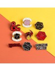 Dragon & dungeon Pins czerwony smok logo gry Lapel emalia Pin odznaki Polygon Dice zdecydować los broszki koszula biżuteria do t