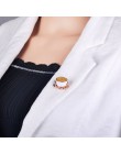 Blucome Fashion Coffee Cup łyżka kształt dysku broszki biała emalia złoty kolor broszka przypinki kobiety mężczyźni odzież płasz