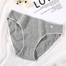 Bawełniane majtki serce dla kobiet 1Pc jednokolorowe kalesony oddychające majtki modna bielizna Sexy kobiece majtki New Arrival 
