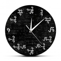 Nowoczesny awangardowy zegar ścienny z matematycznymi oznaczeniami w miejscach godzin czarny