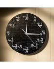 Nowoczesny awangardowy zegar ścienny z matematycznymi oznaczeniami w miejscach godzin czarny